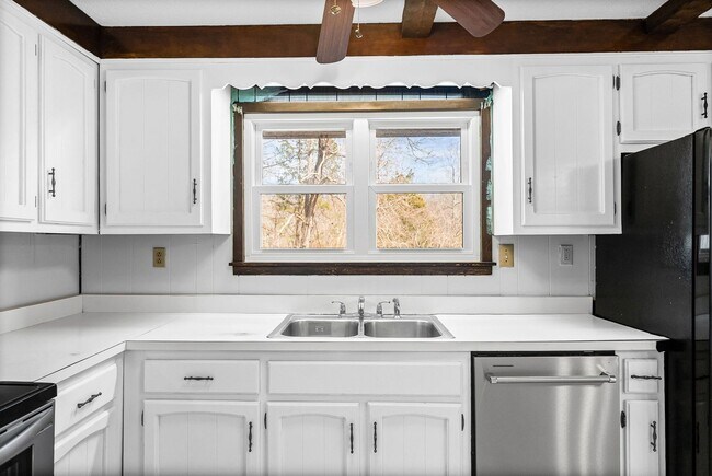 Building Photo - 3 Bedroom 2 Bath Country Home For Rent in Dover!