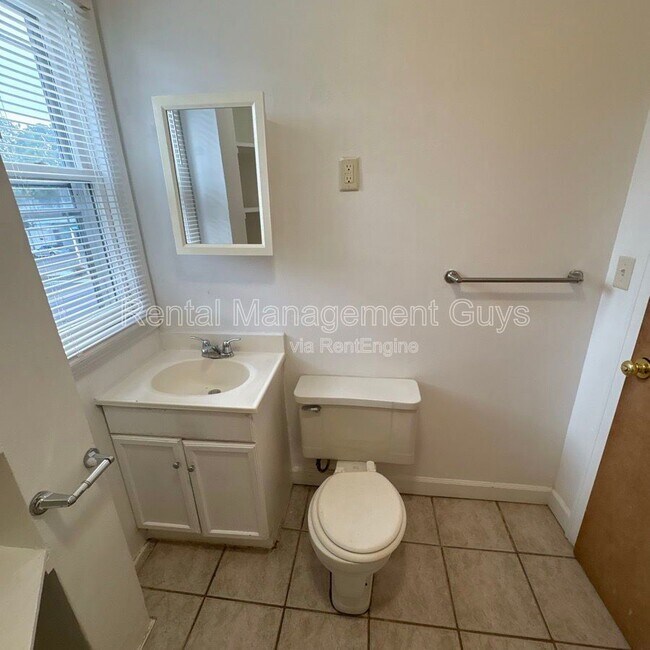 Building Photo - 65 George St E