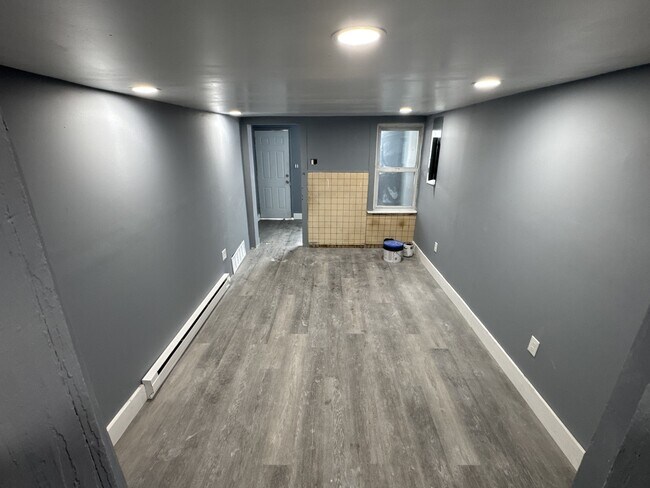 Building Photo - 804 W Mulberry St