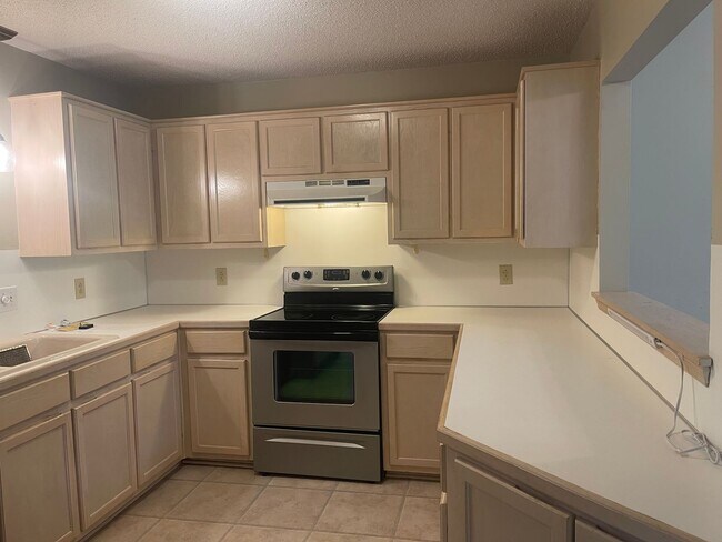 Building Photo - Spacious 2 Bed, 2 Bath Townhouse in Prime Hickory Location – 1,322 Sq. Ft.