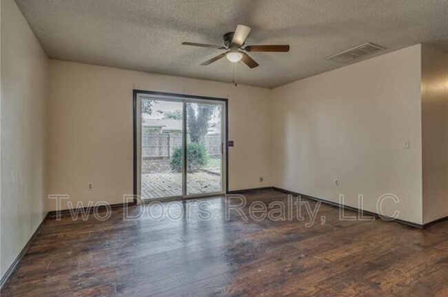 Building Photo - 801 Robin Hill Rd