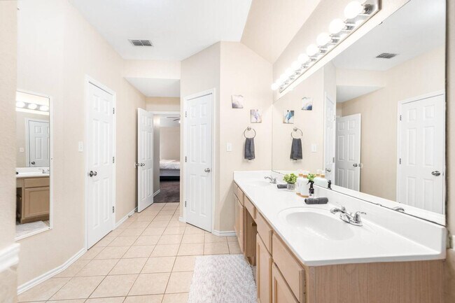 Building Photo - 7418 Lake Livingston Dr