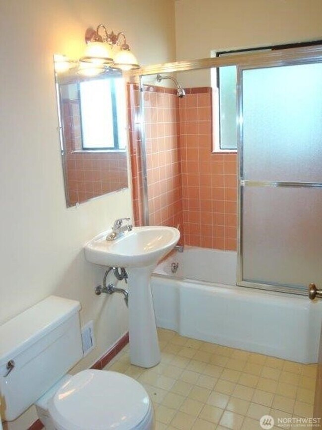 Building Photo - 5Bd/2.75Ba Seattle Home