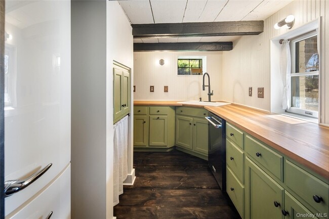 Building Photo - 689 S Mountain Rd