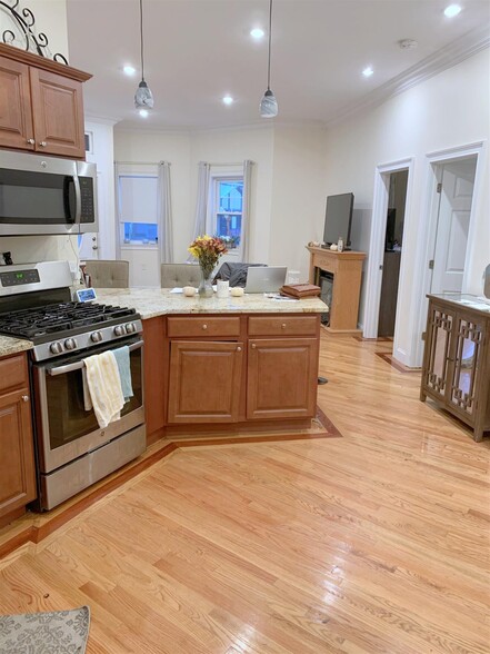 Primary Photo - 406 Medford St