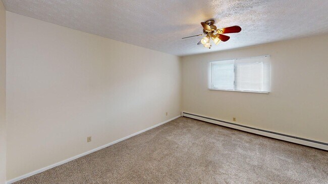 Building Photo - Updated 2 Bedroom, 2nd Floor,  Canfield Ap...
