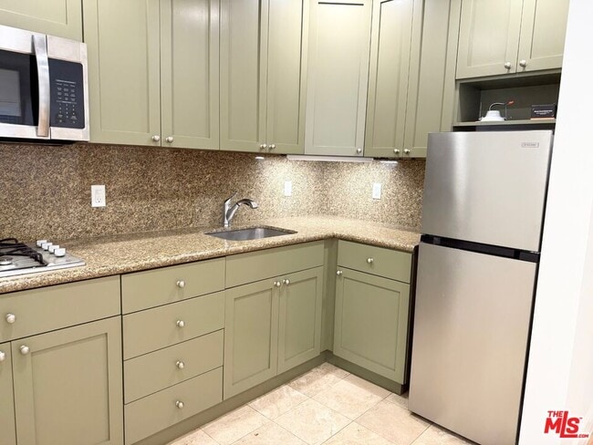 Building Photo - 204 S Reeves Dr