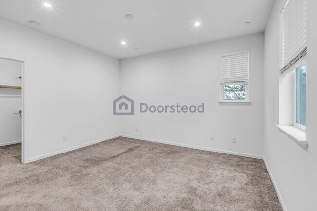 Building Photo - 1056 Knox Way