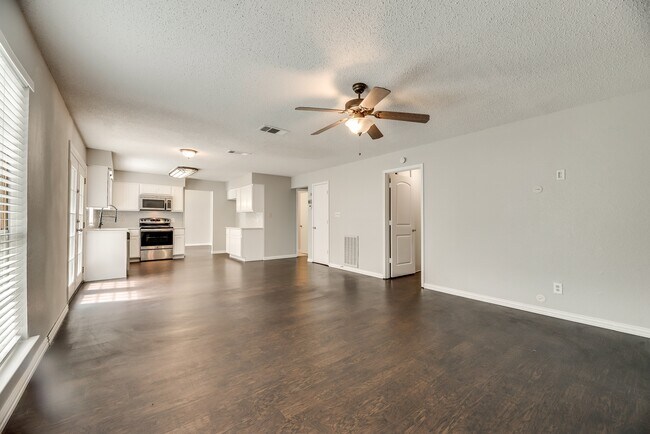 Building Photo - 4/2/2 in well established neighborhood