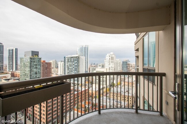 Building Photo - 400 N La Salle Dr