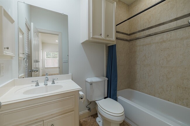 Building Photo - 702 Asbury St