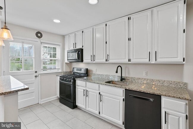 Building Photo - 324 Small Ct