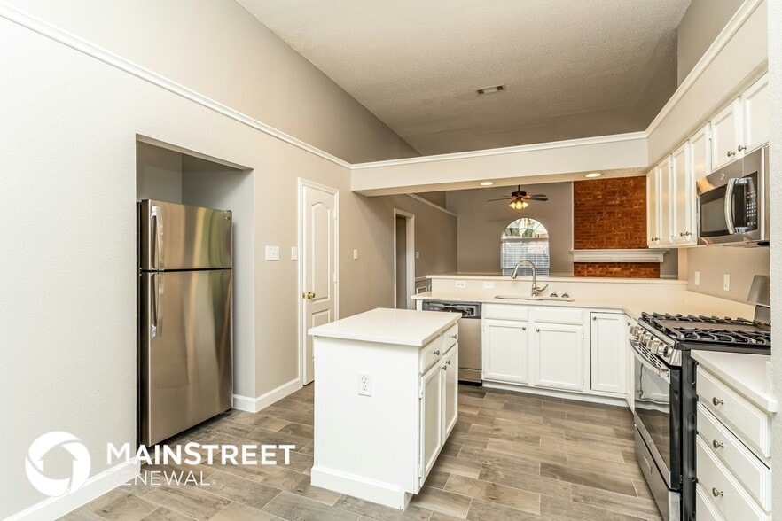 Building Photo - 633 Fern Dr