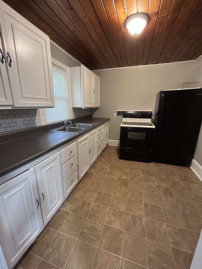 Building Photo - COMING SOON!  GORGEOUS 4BR/1BA - Large Cor...