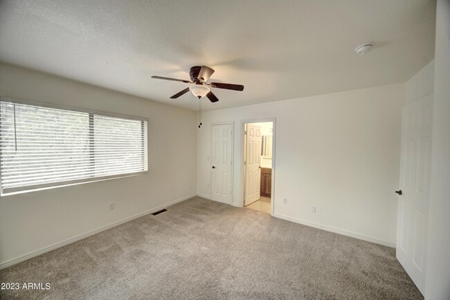 Building Photo - 480 N 6th Dr