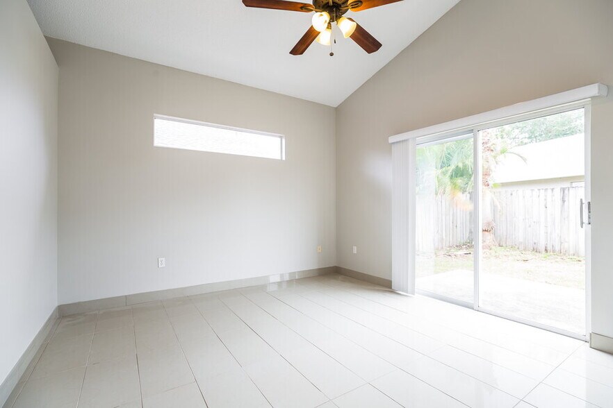 Building Photo - 467 Briar Bay Cir