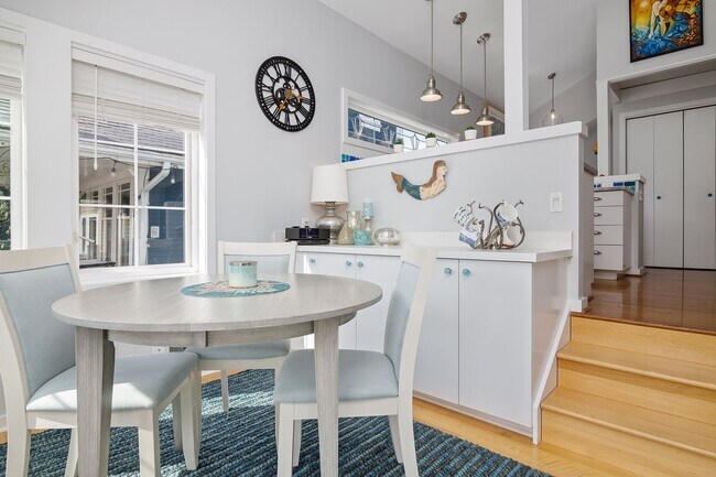Building Photo - Portage Bay Floating Home
