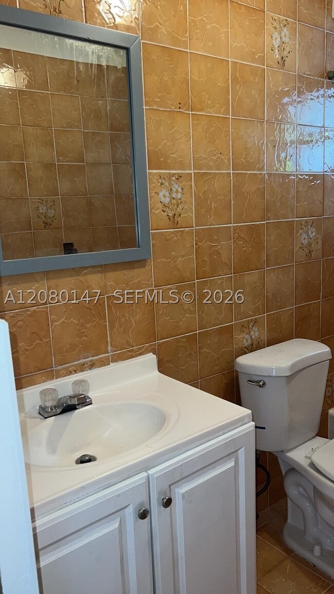 Building Photo - 526 SW 64th Ct