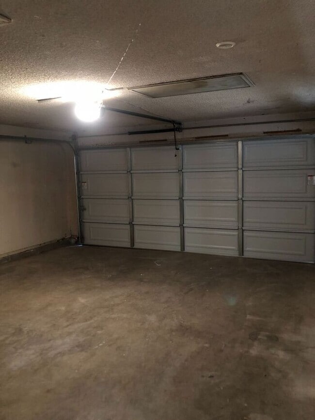 Building Photo - COMING SOON! Spacious 3 Bed 1 Bath Home in...