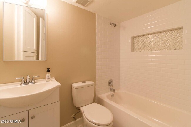 Building Photo - 816 E Seldon Ln