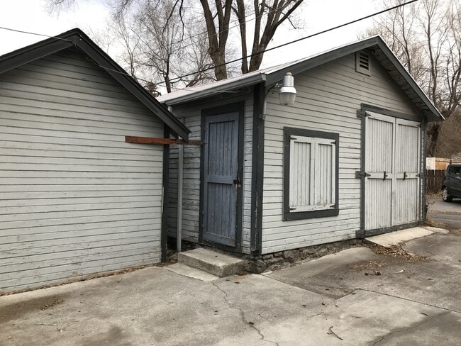 Building Photo - Charming Westside bungalow, located on New...