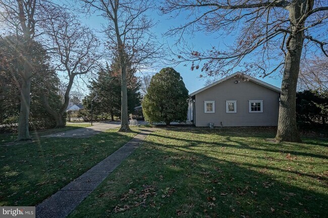 Building Photo - 171 N River Dr