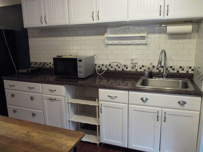 Building Photo - 3 bedroom Rambler with Above Garage Studio...