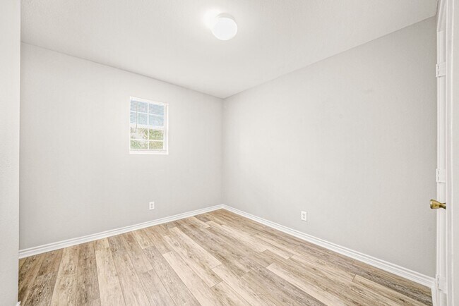 Building Photo - 7811 Kingsbury Wood