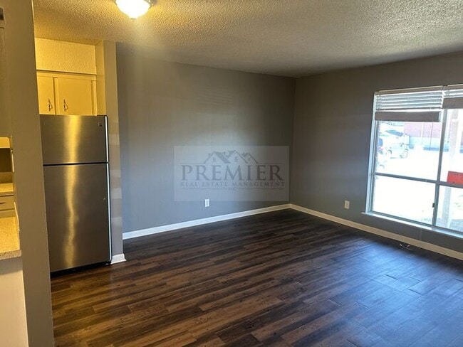 Building Photo - Updated 1 bed / 1 bath apartment - 60 West...
