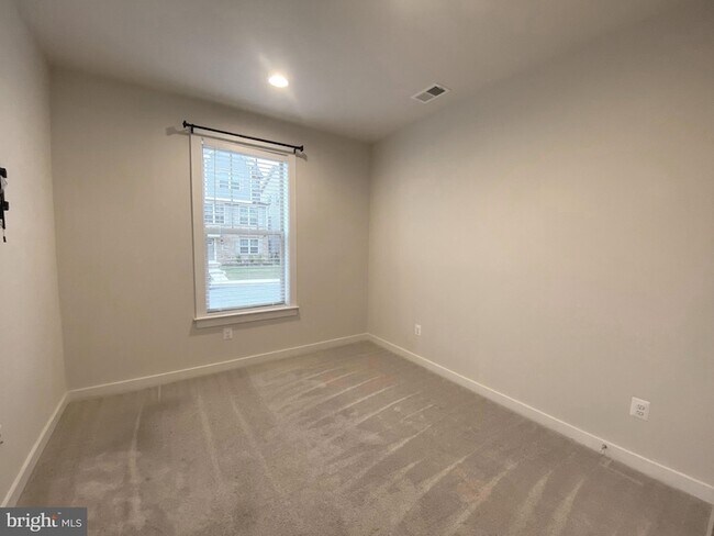 Building Photo - 8612 Shady Pines Dr