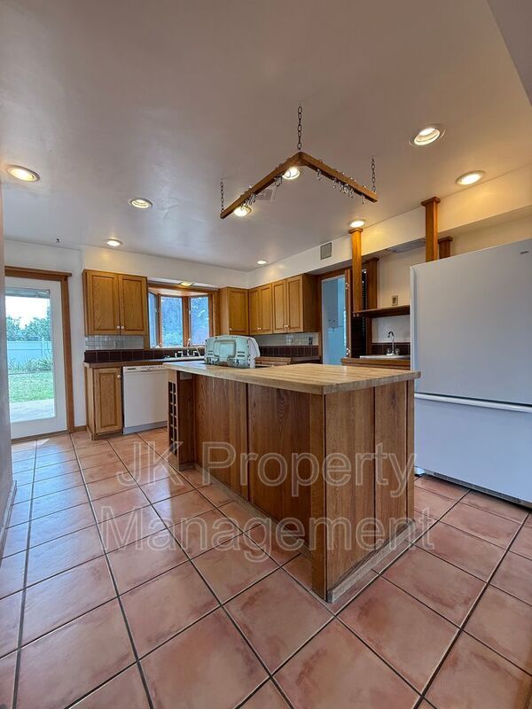 Building Photo - 806 Forest Ave