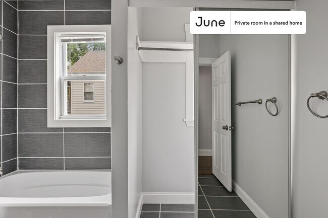 Building Photo - Room in Shared 4 bed/1 bath home