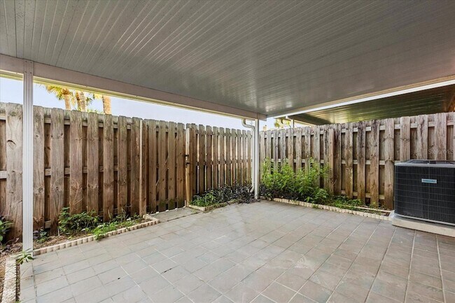 Building Photo - 2250 S Palmetto Ave