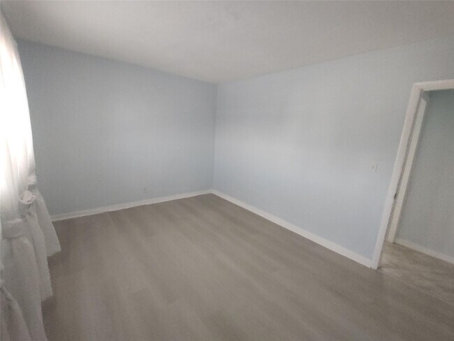 Building Photo - 3030 NE 5th Terrace