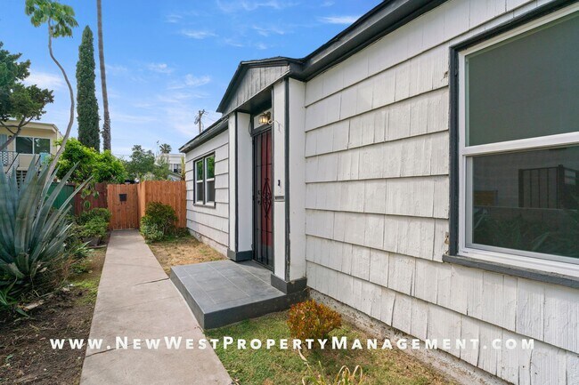 Building Photo - Recently Renovated University Heights 2 Bed 1 Bath with 2 off-street parking spaces! Pet OK!