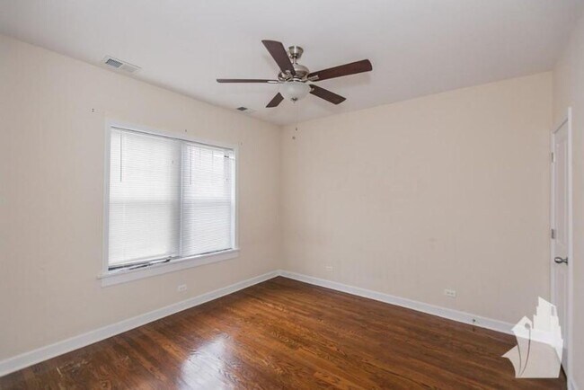 Building Photo - 3 bedroom in Chicago IL 60640