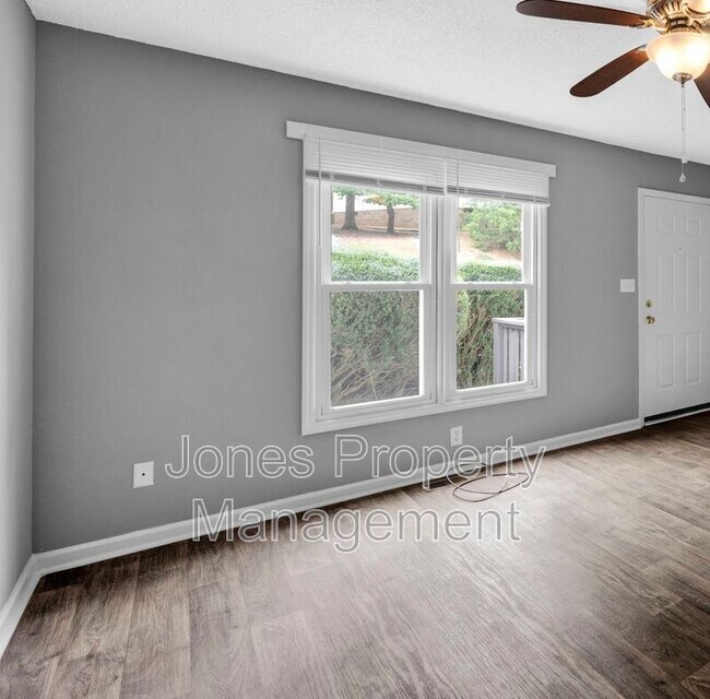 Building Photo - 2728 White Oak Ln