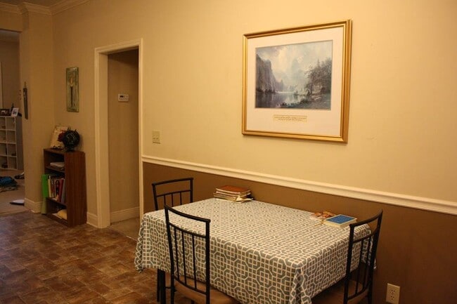 Building Photo - Charming 3 Bedroom 2 bath cottage