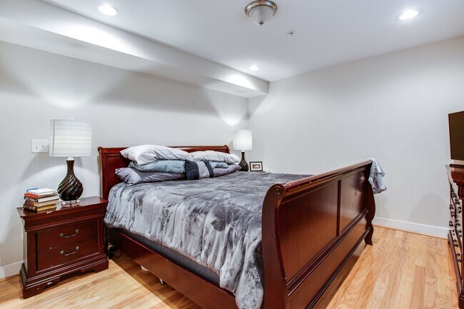 Building Photo - Cozy 1 Bedroom Apartment in Bloomingdale!
