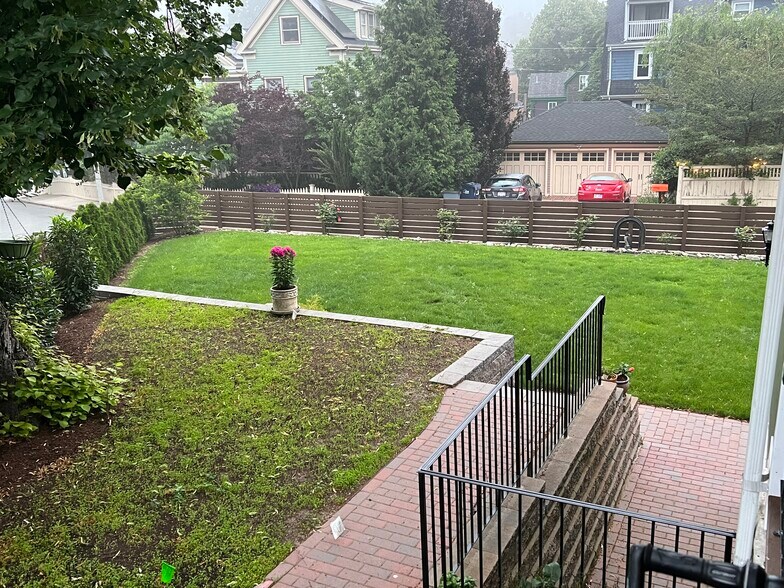 Brick sidewalk with private entrance (bottom right of the photo) - 8 Alveston St