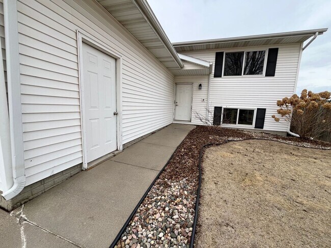 Building Photo - 3 Bed/2 Bath Home w/ Fenced in Yard!