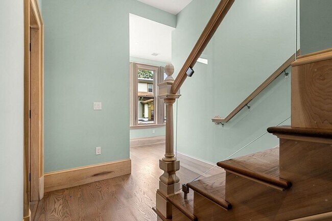 Building Photo - 6 Howland St