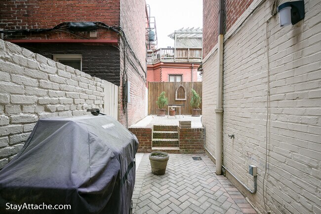 Building Photo - 2027 O Street NW Unit 1