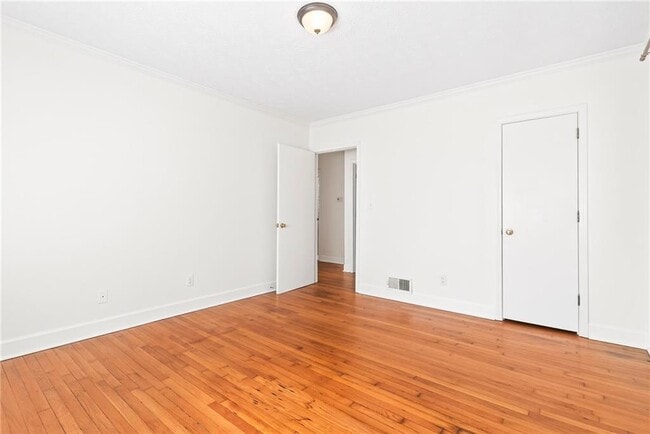 Building Photo - 3006 Hollywood Dr