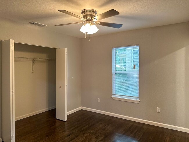 Building Photo - 3 Bedroom / 2 Bathroom