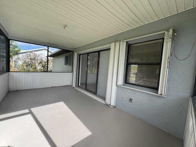 Building Photo - 710 NW Airoso Blvd