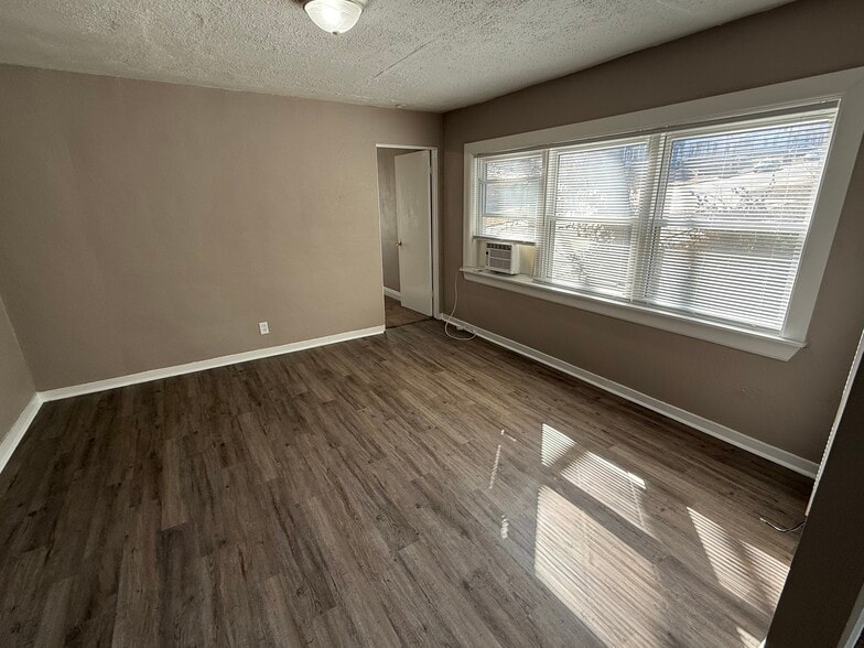 Building Photo - 206 Locust St