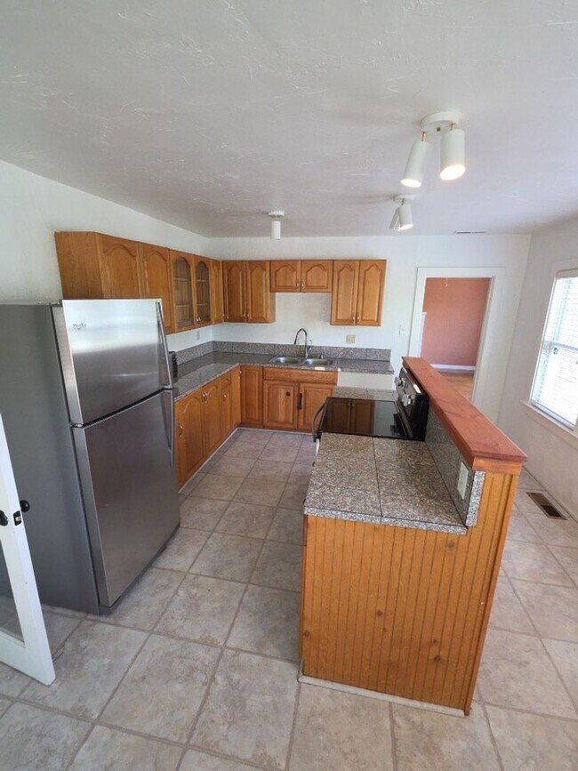 Building Photo - Central Lakeport 3-Bedroom Home