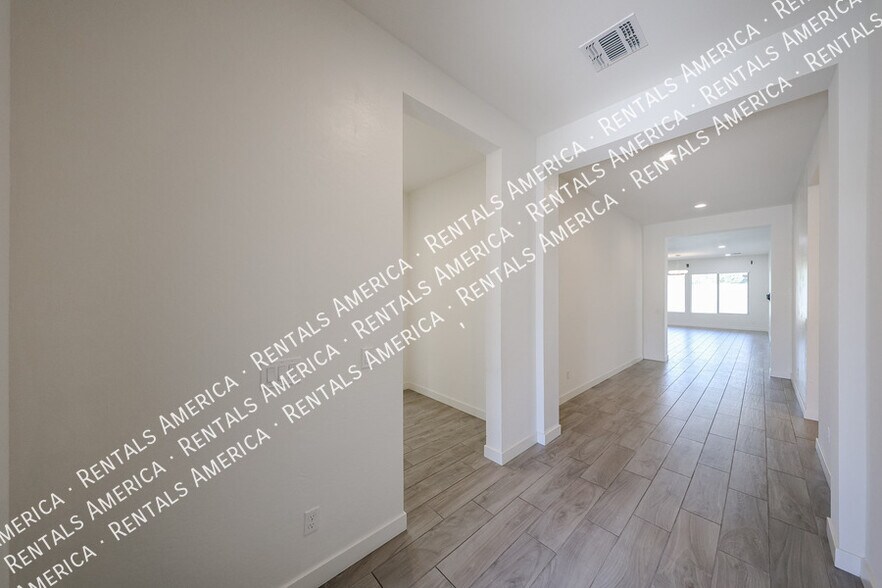 Building Photo - 1530 E San Carlos Way