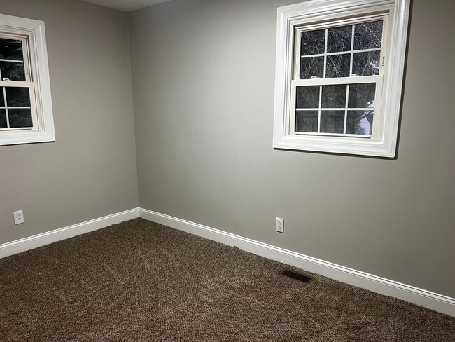 Building Photo - 824 Strawberry Ln